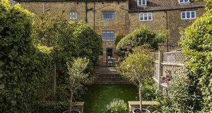 Cotswold stone holiday cottage with a superb garden near Moreton-in-Marsh - Knoll Cottage