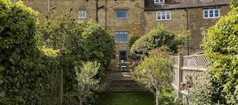 Cotswold stone holiday cottage with a superb garden near Moreton-in-Marsh - Knoll Cottage
