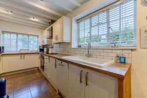 Fridge, microwave, oven, stovetop - 18th century thatched Cotswold holiday cottage in Broadway - Orchard Cottage, Broadway (Broadway)