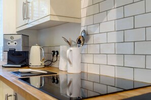 Fridge, microwave, oven, stovetop - 18th century thatched Cotswold holiday cottage in Broadway - Orchard Cottage, Broadway (Broadway)