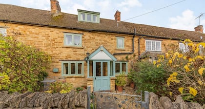 A delightful two bedroom Cotwold holiday cottage with garden - Cosy Corner