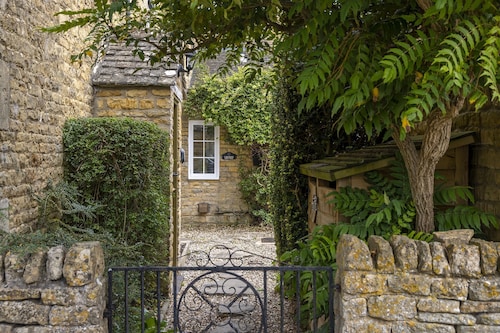 18th century period holiday cottage in the Cotswolds with garden - Lavender Cottage, Bourton