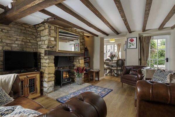 Fernseher, Kamin, DVD-Player, Bücher