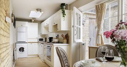 18th century period holiday cottage in the Cotswolds with garden - Lavender Cottage, Bourton