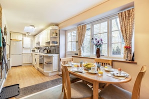 Lavender Cottage Kitchen/Dining Room - StayCotswold