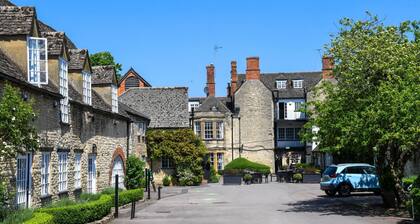 Dog friendly holiday cottage in the Cotswolds with a tranquil garden - Blenheim Cottage