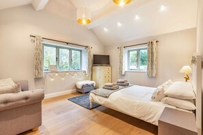 3 bedrooms, hypo-allergenic bedding, desk, iron/ironing board