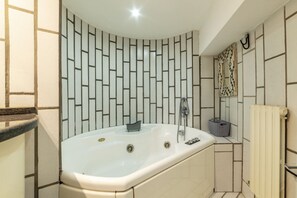 Shower, jetted tub, hair dryer, bidet - GuestHost - Navona Pretty Home  (Roma)