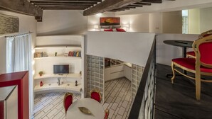 Ein modernes Interieur mit Essbereich, Fernseher und Küche.