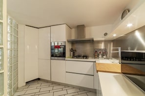 Microondas, horno, placa de cocina, lavavajillas