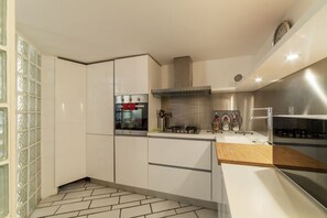 Micro-ondes, four, plaque de cuisson, lave-vaisselle