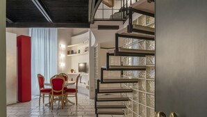 Ein modernes Interieur mit Essbereich, Treppe und Blick ins Wohnzimmer.