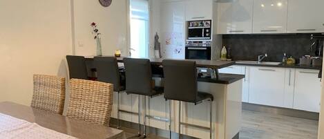 Réfrigérateur, four à micro-ondes, lave-vaisselle, cafetiÚre-théiÚre