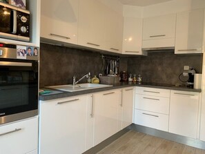 冷蔵庫、電子レンジ、食器洗い機、コーヒー / ティーメーカー