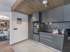 Fridge, microwave, oven, stovetop - Refined apartment in Méribel with fireplace and parking (Méribel)