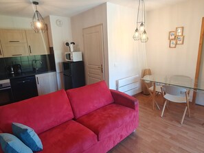 TV - Cozy 2-Room Apartment + Mountain Corner, Sleeps 6, Near Gondola & Shops, Balcony, Ski Locker (Valfréjus)