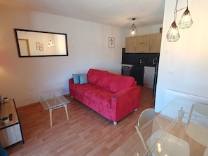 TV - Cozy 2-Room Apartment + Mountain Corner, Sleeps 6, Near Gondola & Shops, Balcony, Ski Locker (Valfréjus)