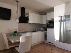 ثلاجة، ميكروويف، فرن، موقد طهي مسطح