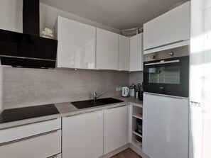 ثلاجة، ميكروويف، فرن، موقد طهي مسطح