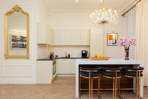 Fridge, oven, stovetop, dishwasher