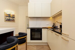 Fridge, oven, stovetop, dishwasher