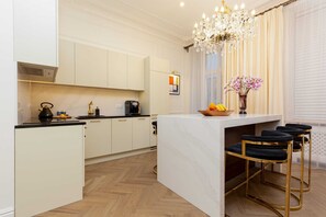 Fridge, oven, stovetop, dishwasher