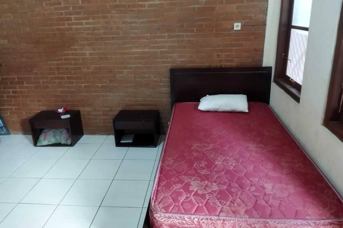 Desk, bed sheets