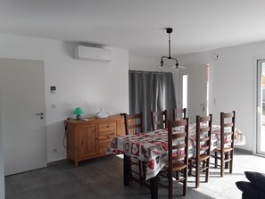 Dining - Fully equipped villa with swimming pool (Limoux)