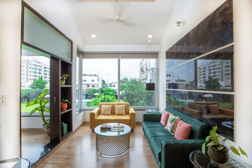 Sunset Square @ Family Vacay