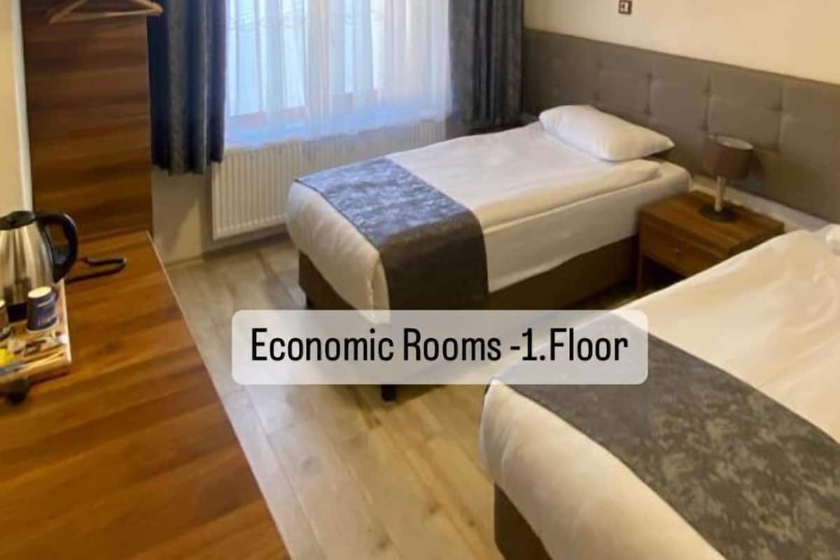 1 habitación, minibar y espacio para trabajar con laptop