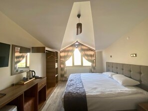 Roof Standard Room | Minibar, skrivebord for bærbar PC, lydisolert og sengetøy