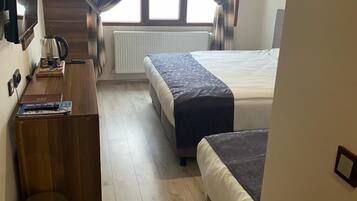 Habitació amb dos llits individuals estàndard | Minibar i espai de treball apte per a portàtils