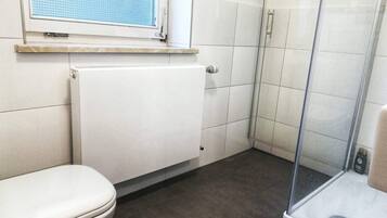 Apartment | Bathroom | Shower, hair dryer, towels