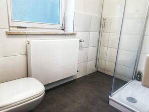 Apartment | Bathroom | Shower, hair dryer, towels