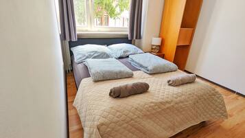 Apartment | 2 bedrooms, iron/ironing board, free WiFi, bed sheets