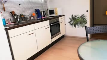 Appartement | Cuisine privée | Réfrigérateur, micro-ondes, four, plaque de cuisson