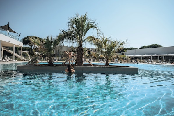 Alberca al aire libre por temporada y camastros