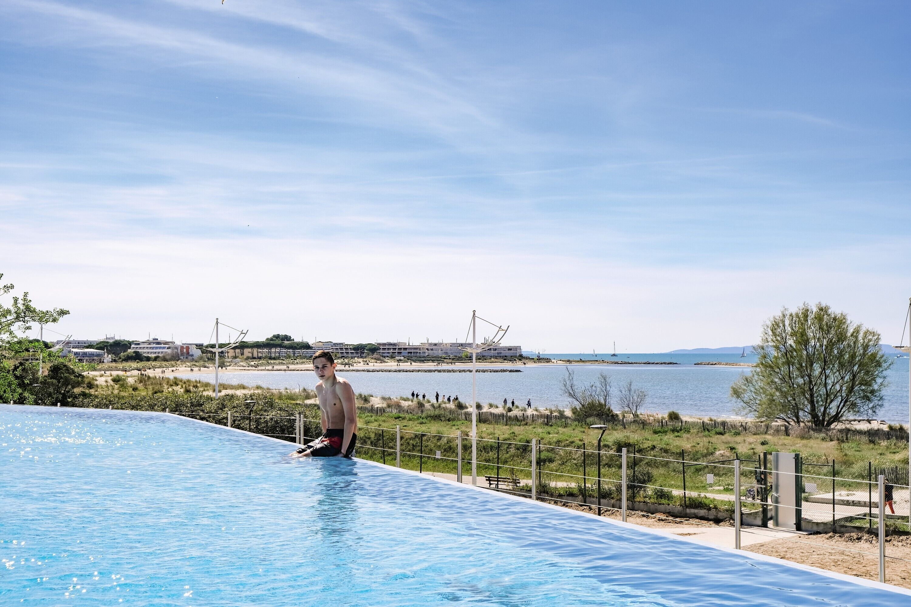 Piscine extérieure (ouverte en saison), chaises longues