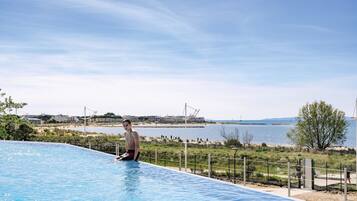 Piscine extérieure (ouverte en saison), chaises longues