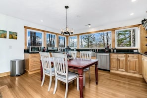 Dining - Black Mountain Treehouse (Black Mountain)