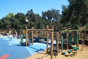Children's area - A cozy, private Pasadena home offering comfort, fast Wi-Fi, and a prime location just minutes from the Rose Bowl and Old Town. (Pasadena)