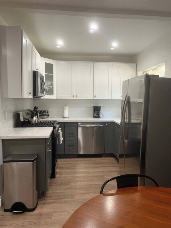 Fridge, microwave, oven, stovetop - Pasadena Cute and Charming (Pasadena)