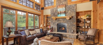 Beautiful Upscale Home on the Golf Course with Two Master Suites, Private hot tub