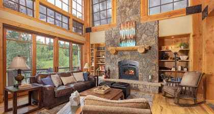 Beautiful Upscale Home on the Golf Course with Two Master Suites, Private hot tub