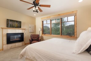 4 bedrooms, desk, iron/ironing board, free WiFi - Beautiful Upscale Home on the Golf Course with Two Master Suites, Private hot tub (Silverthorne)