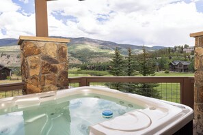 Outdoor spa tub - Beautiful Upscale Home on the Golf Course with Two Master Suites, Private hot tub (Silverthorne)