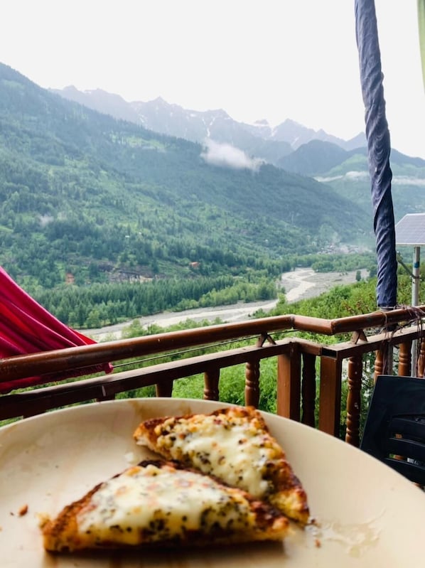 Outdoor dining - Room with private kitchen and Bathroom (Manali)