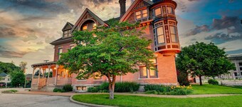 Timeless Elegance | Walk to Capitol & Attractions | Historic Luxury