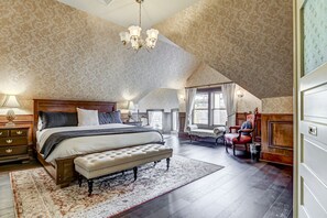 3 makuuhuonetta, työpöytä, silitysrauta/-lauta, vauvan matkasänky