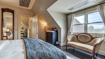 3 slaapkamers, een bureau, een strijkplank/strijkijzer, reisbedje